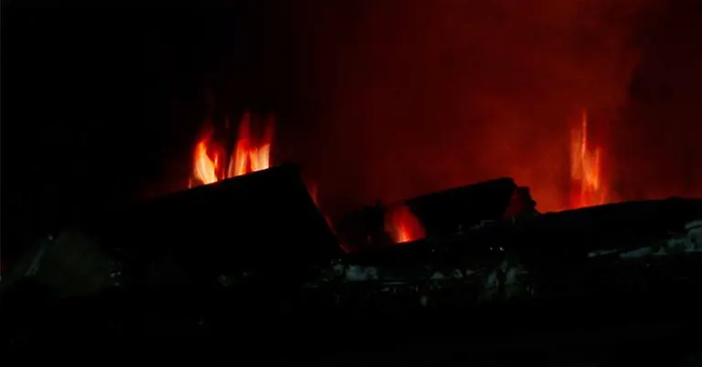 গভীর রাতে ডেমরায় ফার্নিচারের দোকানে আগুন